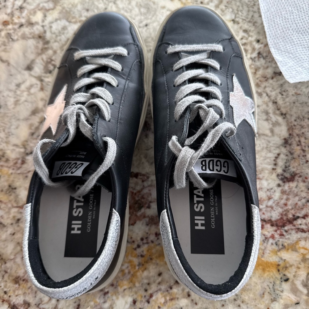 Golden Goose Black and White Sneakers with Classic Low-Top Design - Picture 2 of 2